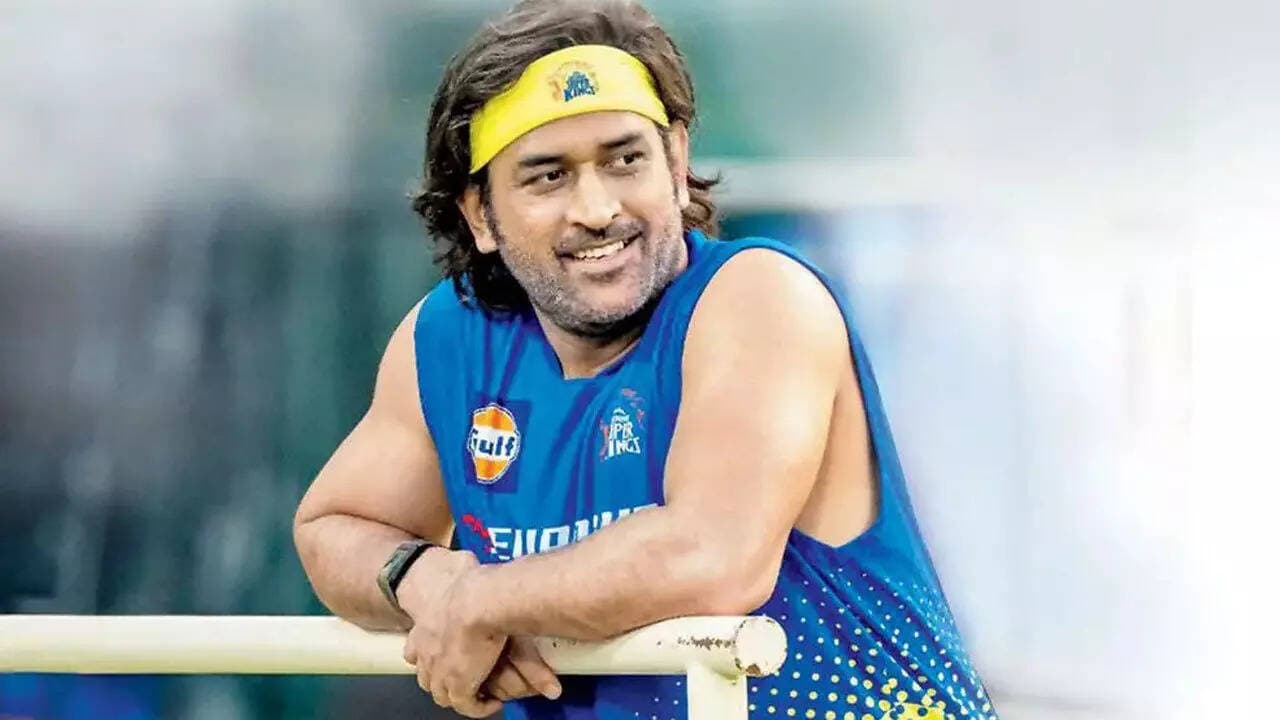 MS Dhoni turns 'umpire', dances after wide in CSK nets - WATCH
